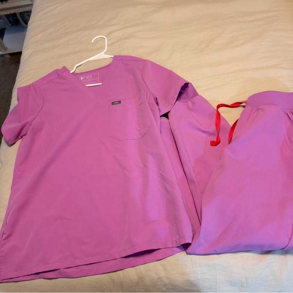 FIGS Women's Scrub Set in Bright Orchid Pink